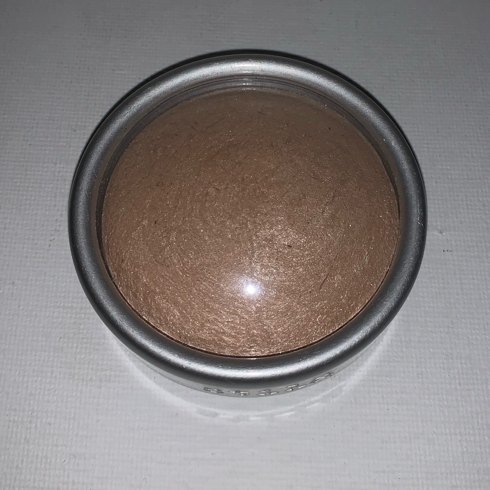 Stila Illuminating Finishing Powder in Gold